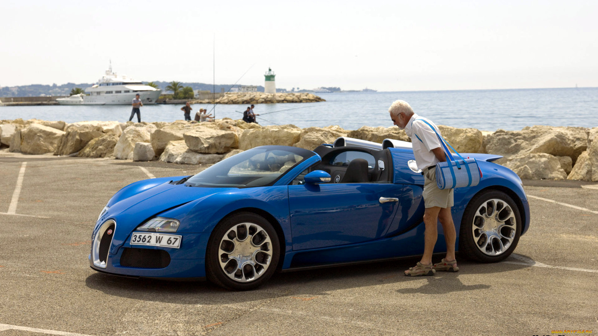 Интересуют машины. Bugatti Veyron Grand Sport (2009). Bugatti море. Вода Бугатти. Сан тропе машина фото.